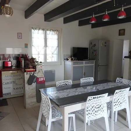 Maison Renovee Proche Pour 5 Personnes Avec Jardin A - Fr-1-823-86 Holiday home