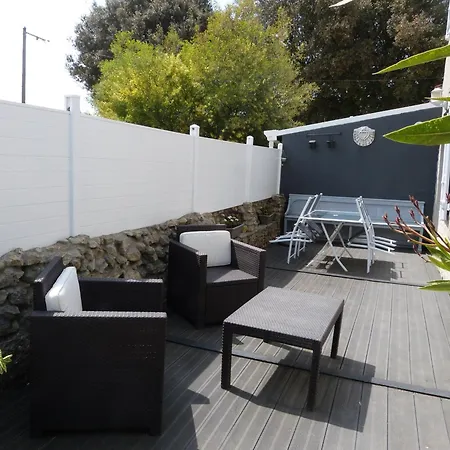 Maison Rénovée Proche Pour 5 Personnes Avec Jardin à - Fr-1-823-86 Hébergement de vacances *