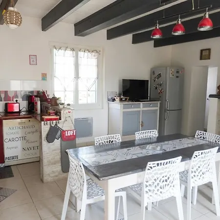 Hébergement de vacances Maison Rénovée Proche Pour 5 Personnes Avec Jardin à - Fr-1-823-86