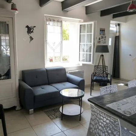 Hébergement de vacances Maison Rénovée Proche Pour 5 Personnes Avec Jardin à - Fr-1-823-86 *