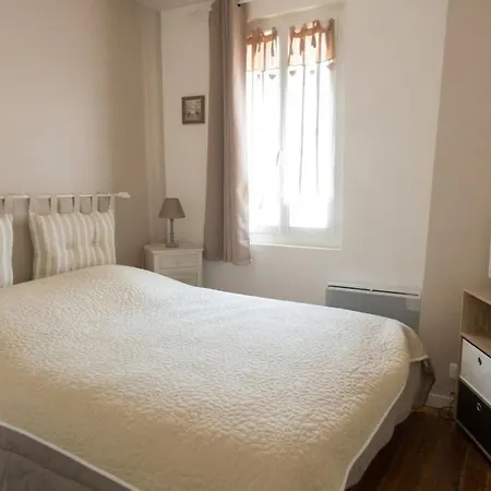 Hébergement de vacances Maison Rénovée Proche Pour 5 Personnes Avec Jardin à - Fr-1-823-86