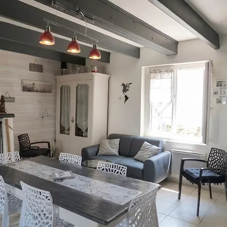 Hébergement de vacances Maison Rénovée Proche Pour 5 Personnes Avec Jardin à - Fr-1-823-86 *